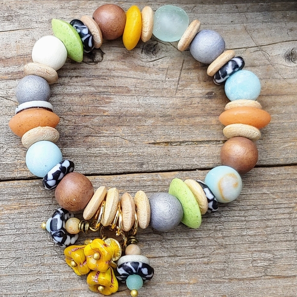 SALE!! "Floral my World" Essential Oil Diffuser Bracelet Issabeau Jewelry - Picture 2 of 9